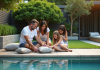 Famille de quatre près de la piscine dans un jardin moderne