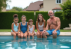 Famille multigenerational au bord de la piscine extérieure