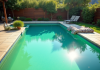 Piscine extérieure avec algues et soleil brillant