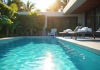 Piscine moderne dans un jardin ensoleille avec serviettes